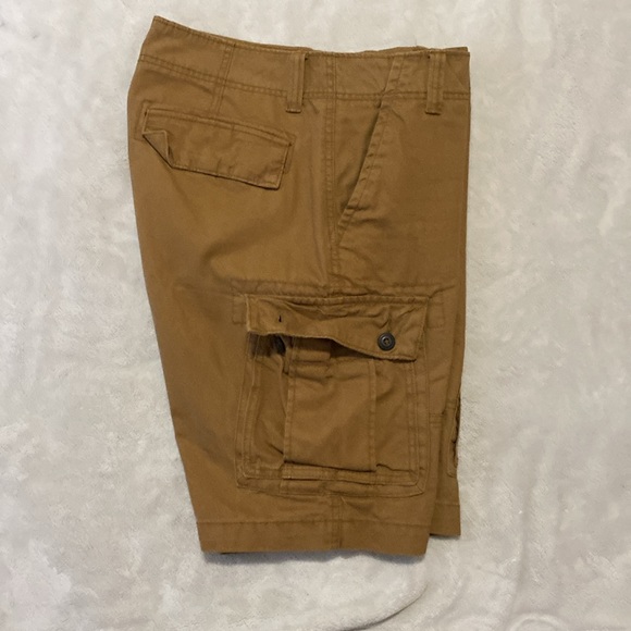 Men’s Khaki Color Old Navy Cargo Shorts - Picture 3 of 7